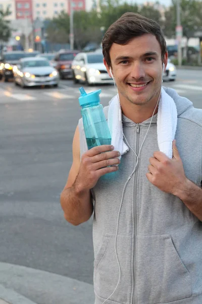 Primer Plano Retrato Joven Deportista Guapo Con Toalla Botella Agua —  Fotos de Stock