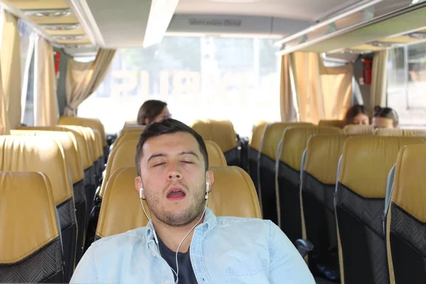 Close Retrato Belo Jovem Ouvindo Música Com Fones Ouvido Ônibus — Fotografia de Stock