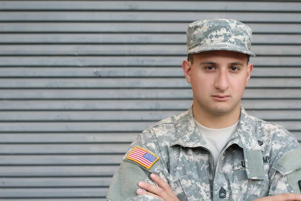 Zblízka Portrét Pohledného Mladého Vojáka Před Šedou Stěnou — Stock fotografie