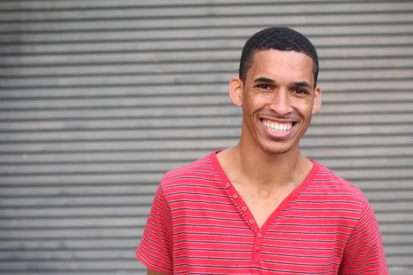 Retrato Cerca Del Joven Afroamericano Guapo Camiseta Roja Delante Pared — Foto de Stock