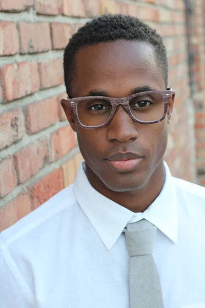 Beyaz Gömlekli Yakışıklı Afro Amerikan Bir Adamın Yakın Plan Portresi — Stok fotoğraf