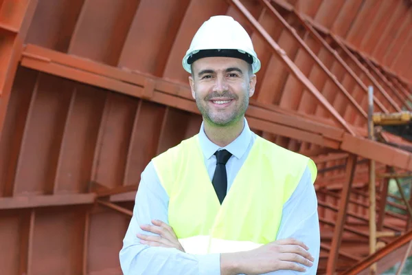 Close Retrato Arquiteto Bonito Colete Protetor Chapéu Duro Com Braços — Fotografia de Stock