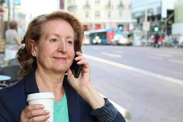 Dojrzałe Blondynka Bizneswoman Telefon Komórkowy — Zdjęcie stockowe