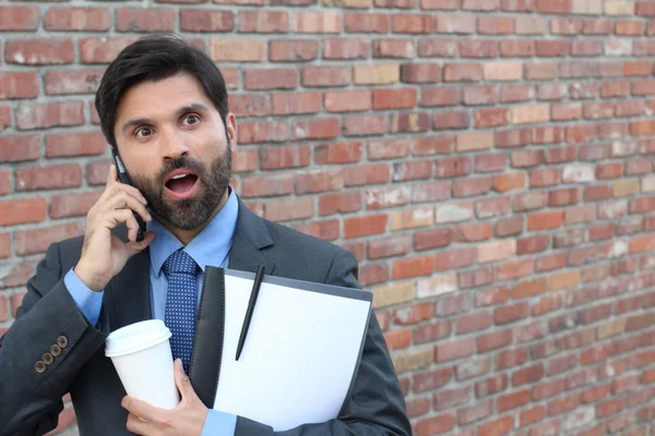 Emotionaler Mann Der Begeistert Telefon Zuhört Backstein Hintergrund — Stockfoto