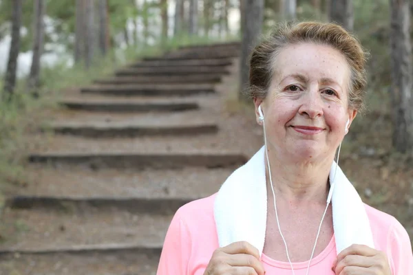 Donna Anziana Riposo Dopo Allenamento Nel Parco — Foto Stock