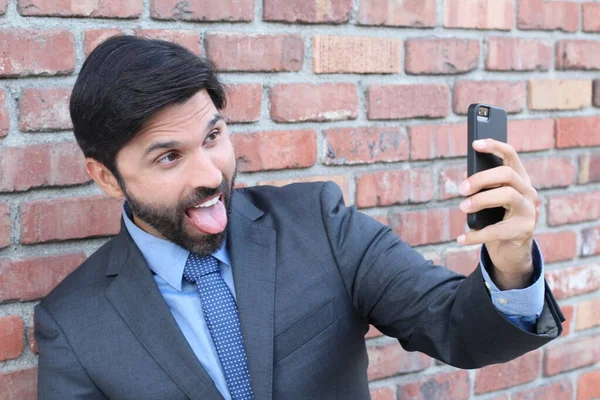 Ung Affärsman Tar Selfie Med Sin Smartphone Tegelvägg Bakgrund — Stockfoto