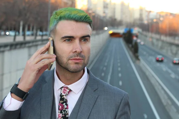 優雅なハンサムな男とともに緑の髪の話電話で街 — ストック写真