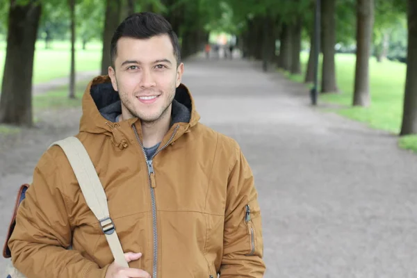 公園で笑顔で冬服を着たトレンディな男性 — ストック写真