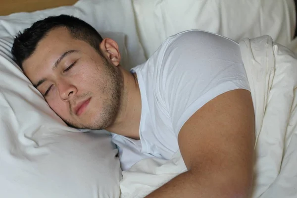 Homme Ethnique Profondément Dormi Dans Lit Confortable — Photo