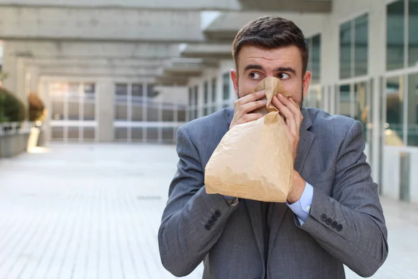 Close Retrato Belo Jovem Empresário Respirando Com Saco Papel Rua — Fotografia de Stock