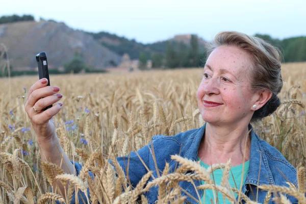 Volwassen Vrouw Met Behulp Van Mobiele Telefoon Natuur — Stockfoto