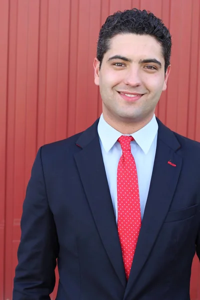 赤いネクタイの黒いジャケットを着たハンサムな若いビジネスマンのクローズアップ肖像 — ストック写真
