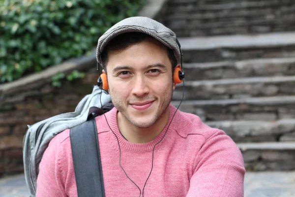 Close Retrato Belo Jovem Roupas Casuais Ouvir Música Com Fones — Fotografia de Stock