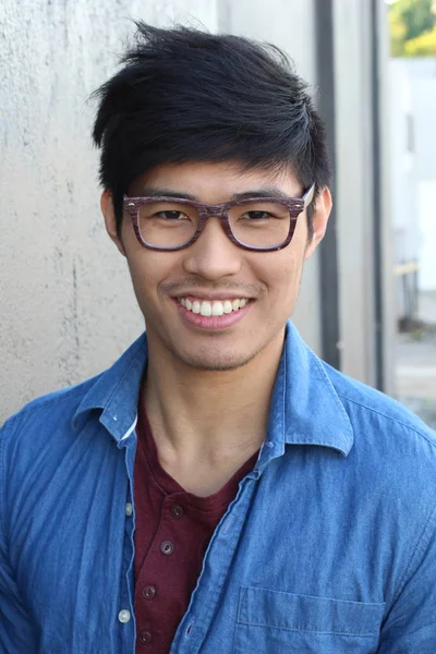 Zblízka Portrét Pohledného Mladého Asijského Muže Ulici — Stock fotografie