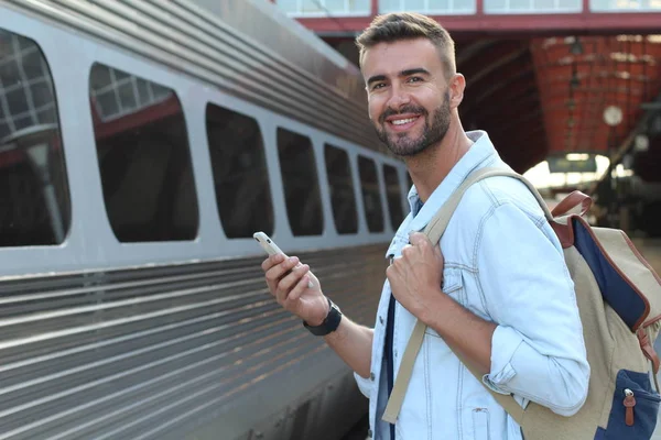 Nahaufnahme Porträt Eines Gutaussehenden Jungen Mannes Lässiger Kleidung Mit Smartphone — Stockfoto