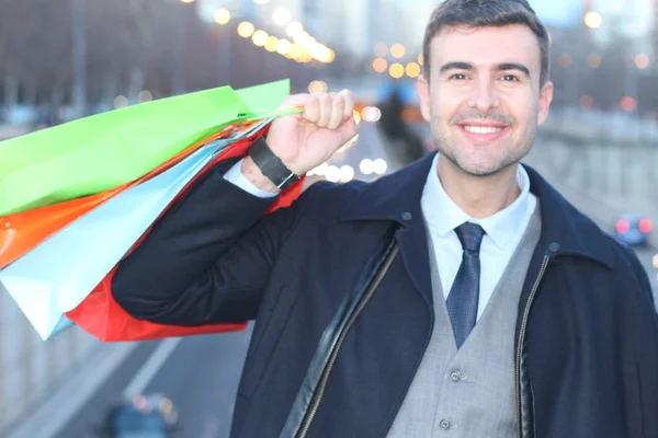 Bonito Homem Segurando Sacos Compras Cidade — Fotografia de Stock