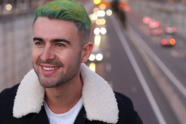 緑の髪の笑顔でトレンドセッター ぼやけた街の背景 — ストック写真