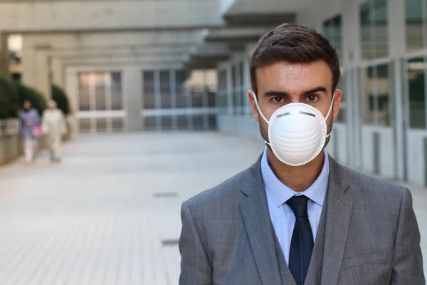 戴防护面具在街上呼吸的英俊年轻商人的特写 — 图库照片