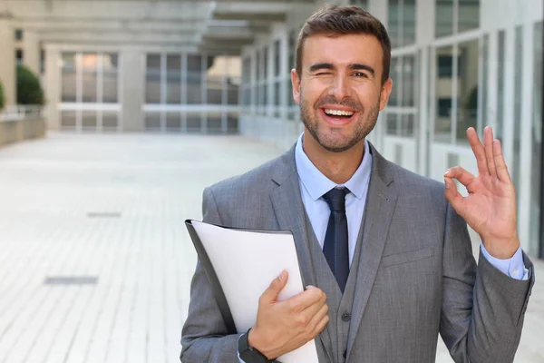 Hombre Elegante Bien Parecido Sonriendo Mostrando Buen Gesto —  Fotos de Stock