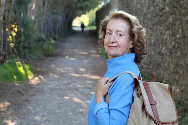 Mulher Madura Confiante Com Mochila Parque Close Retrato — Fotografia de Stock