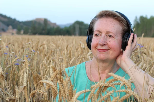 Mooie Natuurlijke Volwassen Vrouw Met Koptelefoon Buiten Genieten Van Muziek — Stockfoto