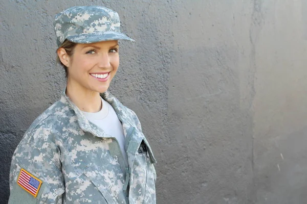 Linda Jovem Mulher Traje Militar Fundo Cinza — Fotografia de Stock