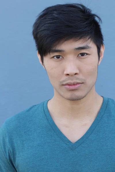 Zblízka Portrét Pohledného Mladého Asijského Muže Před Modrou Stěnou — Stock fotografie