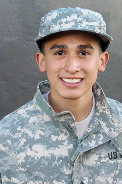 Close Retrato Belo Jovem Soldado Frente Parede Concreto Cinza — Fotografia de Stock