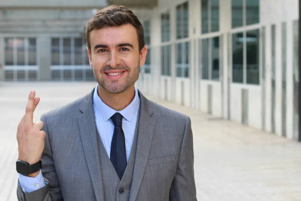 Retrato Cerca Joven Hombre Negocios Guapo Cruzando Los Dedos Calle — Foto de Stock