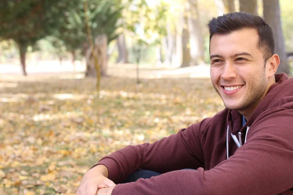 Misto Raça Masculino Relaxado Queda Com Cópia Espaço — Fotografia de Stock