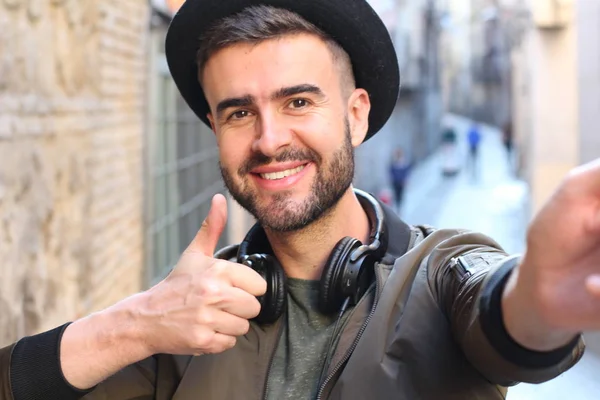 Κοντινό Πορτραίτο Ενός Όμορφου Νεαρού Ακουστικά Που Βγάζει Selfie Στην — Φωτογραφία Αρχείου