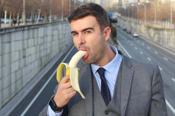 Empresário Sorridente Engraçado Segurando Uma Banana — Fotografia de Stock