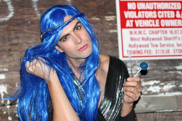 Nahaufnahme Porträt Einer Jungen Transsexuellen Mit Blauen Haaren Und Lutscher — Stockfoto