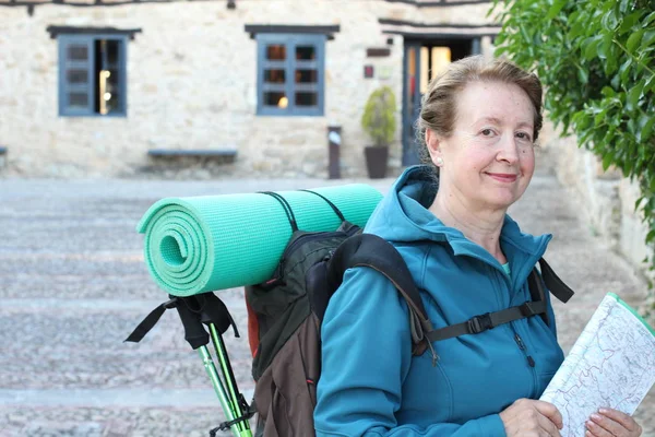 Backpacker Anziana Donna Con Zaino Accessori Avventura Escursionistica — Foto Stock