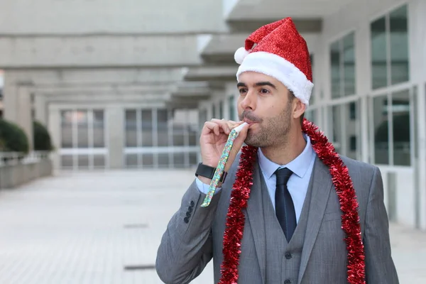Nahaufnahme Eines Hübschen Jungen Geschäftsmannes Grauen Anzug Mit Weihnachtsmütze Auf — Stockfoto
