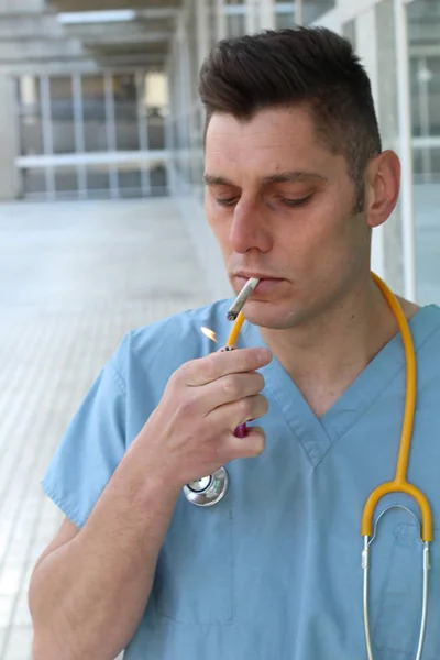 Primer Plano Retrato Guapo Joven Médico Con Estetoscopio Fumar Cigarrillo — Foto de Stock