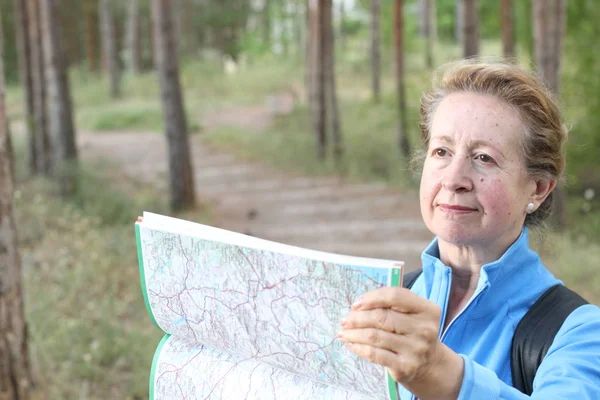 Mulher Sênior Olhando Para Mapa Planejando Viagem Perder Floresta Escura — Fotografia de Stock