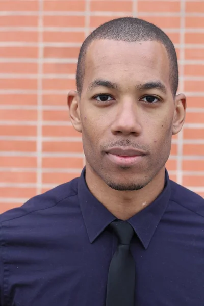Sokaktaki Yakışıklı Afro Amerikan Adamın Yakın Plan Portresi — Stok fotoğraf