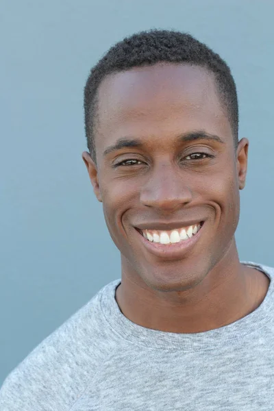 Close Retrato Belo Jovem Afro Americano Homem Frente Parede Azul — Fotografia de Stock