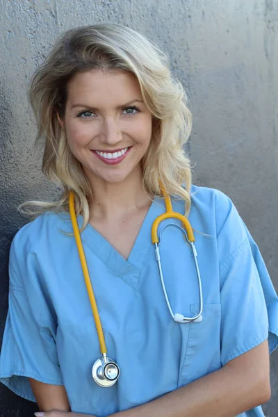 전문가 병원에서 일하는 동안웃는 간호사 아름다운 금발의 관리원 — 스톡 사진