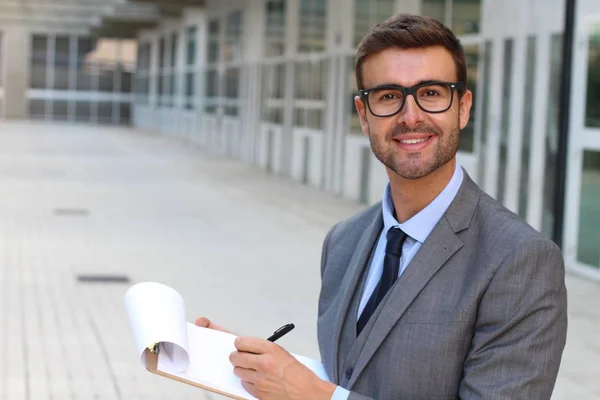 Close Retrato Belo Jovem Empresário Escrevendo Área Transferência Rua — Fotografia de Stock