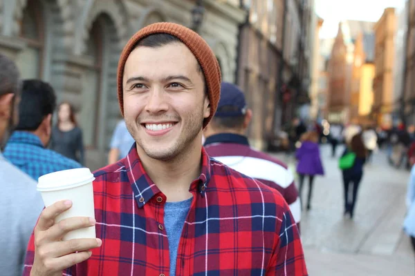 閉鎖的なポートレートのハンサムな若い男と使い捨てコーヒーカップで古い街の通り — ストック写真