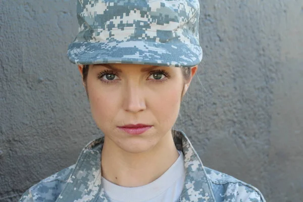 Gri Arka Planda Askeri Kostümlü Güzel Bir Kadın — Stok fotoğraf