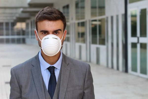 路上で呼吸するための保護マスクのハンサムな若いビジネスマンのクローズアップ肖像画 — ストック写真