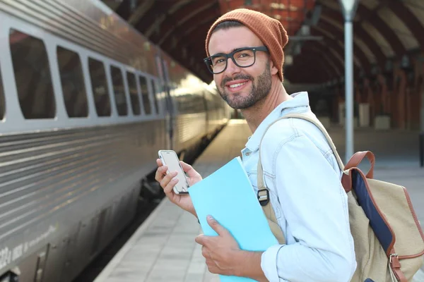 Nahaufnahme Porträt Eines Gutaussehenden Jungen Mannes Lässiger Kleidung Mit Smartphone — Stockfoto