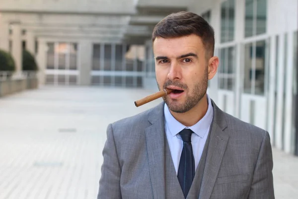 Крупным Планом Портрет Красивого Молодого Бизнесмена Курящего Сигару Улице — стоковое фото