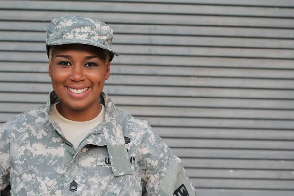 Mujer Afroamericana Soldado Pie Aire Libre Durante Día — Foto de Stock