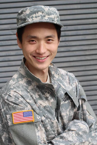 Κοντινό Πορτραίτο Όμορφου Νεαρού Ασιάτη Στρατιώτη Στο Δρόμο — Φωτογραφία Αρχείου