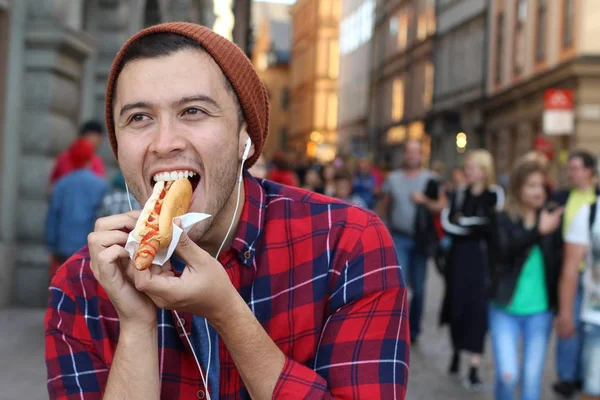 Etnikai Férfi Eszik Egy Hot Dog — Stock Fotó