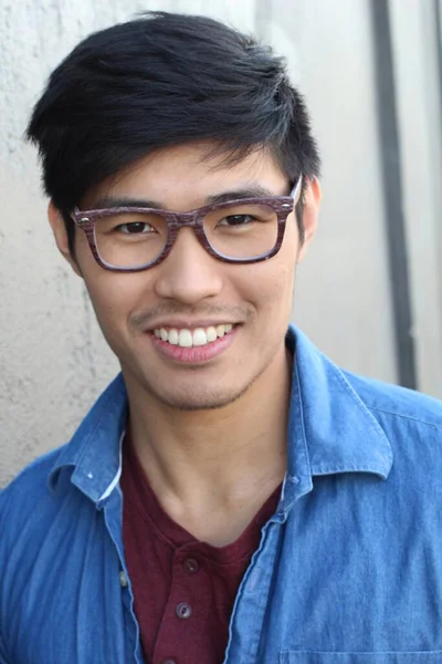 Zblízka Portrét Pohledného Mladého Asijského Muže Ulici — Stock fotografie